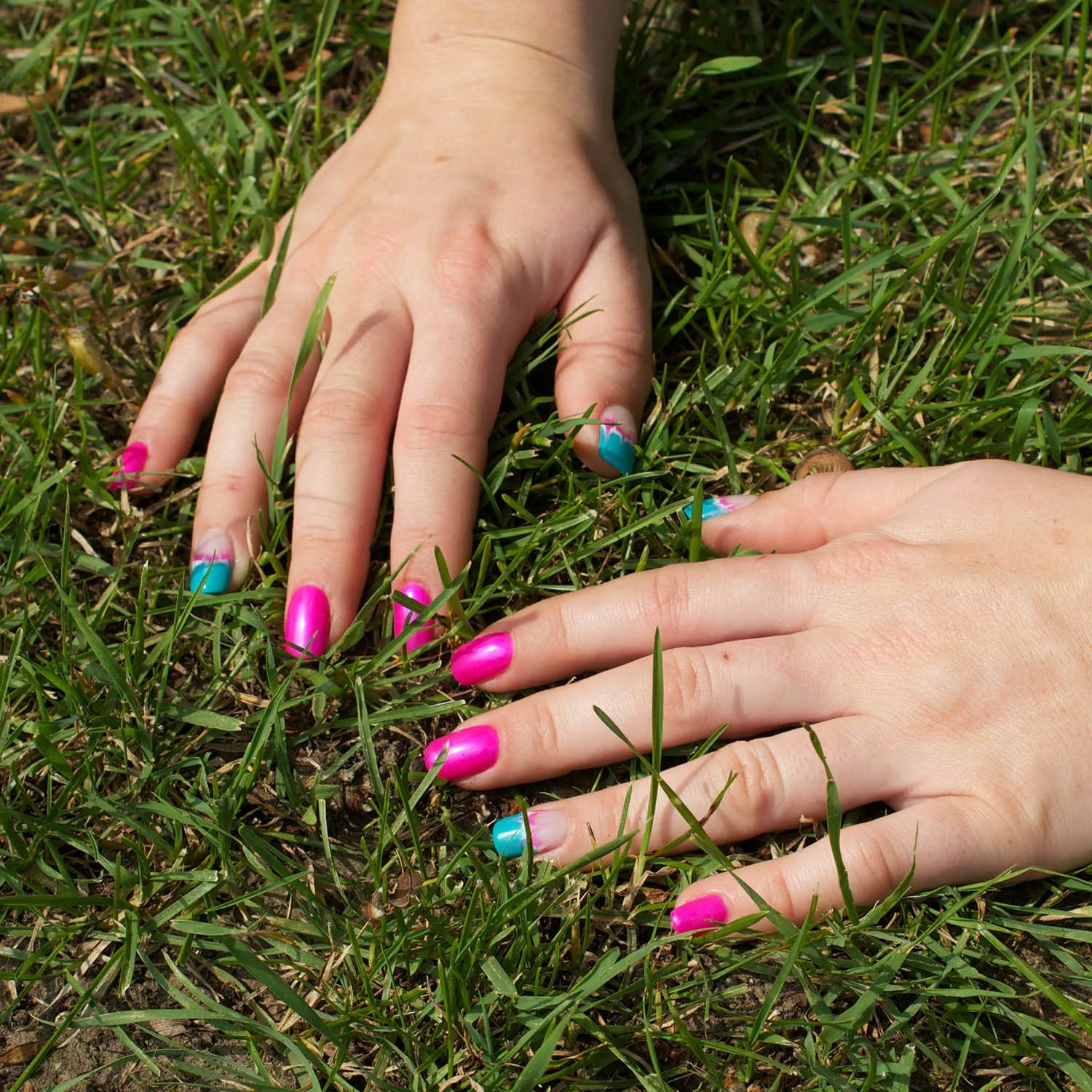 NO.102 NEON POMEGRANATE ICE NAIL POLISH